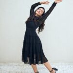 Esha Kansara Instagram - Kuch nahi hai upar…just trying to pose! 🤟🙈 3 ekka in Visnagar & Siddhpur. Styled by @styleitwithniki Photography @chiragpanchal__ Outfit- @meeamifashion Jewellery- @misa_jewels