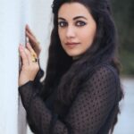 Esha Kansara Instagram - Kuch nahi hai upar…just trying to pose! 🤟🙈 3 ekka in Visnagar & Siddhpur. Styled by @styleitwithniki Photography @chiragpanchal__ Outfit- @meeamifashion Jewellery- @misa_jewels
