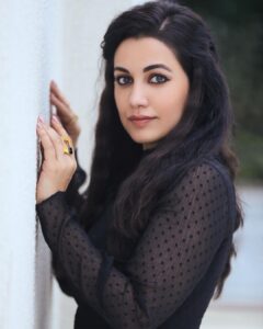 Esha Kansara Instagram - Kuch nahi hai upar…just trying to pose! 🤟🙈 3 ekka in Visnagar & Siddhpur. Styled by @styleitwithniki Photography @chiragpanchal__ Outfit- @meeamifashion Jewellery- @misa_jewels