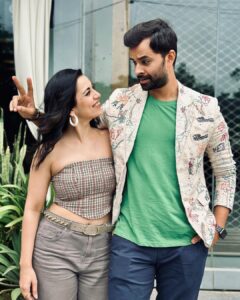 Esha Kansara Instagram - Chemistry so good, your Instagram might blow up!🤷‍♀️🥳😝 #EkkeaurRanikiPremkahaani 
.
Yash & Esha styled by @styleitwithniki