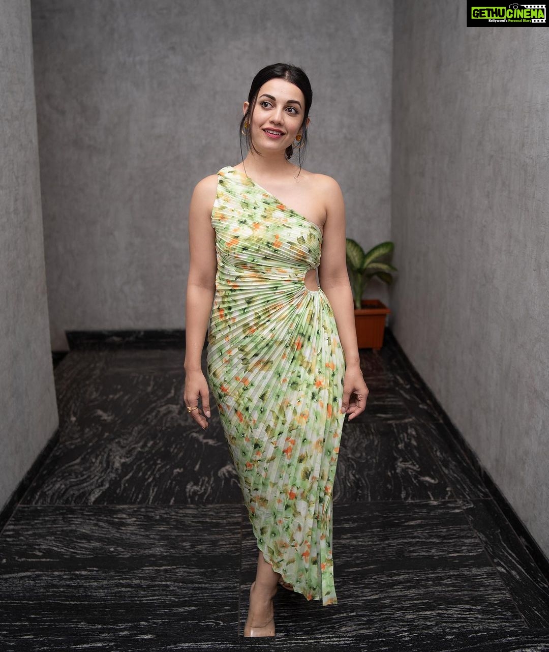 Esha Kansara Instagram - Sick & sleep deprived but still gotta look good! π€πΈπ«Άππ»ββοΈ #3ekka promotions in Surat! Styled by @styleitwithniki Dress @fadorieofficial Earrings @kenayosha Photography @thedepthsoffield_