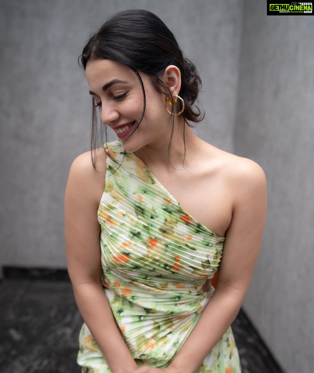 Esha Kansara Instagram - Sick & sleep deprived but still gotta look good! π€πΈπ«Άππ»ββοΈ #3ekka promotions in Surat! Styled by @styleitwithniki Dress @fadorieofficial Earrings @kenayosha Photography @thedepthsoffield_