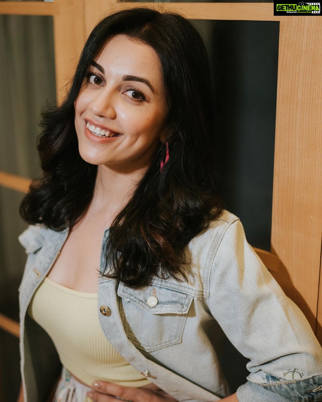 Esha Kansara Instagram - Blushing with all the love we are already getting for 3 ekka ππππ Styled by - @styleitwithniki Skirt- @_almashi_ Denim jacket- @spykarofficial Ring- @kenayosha Photography - @chiragpanchal__