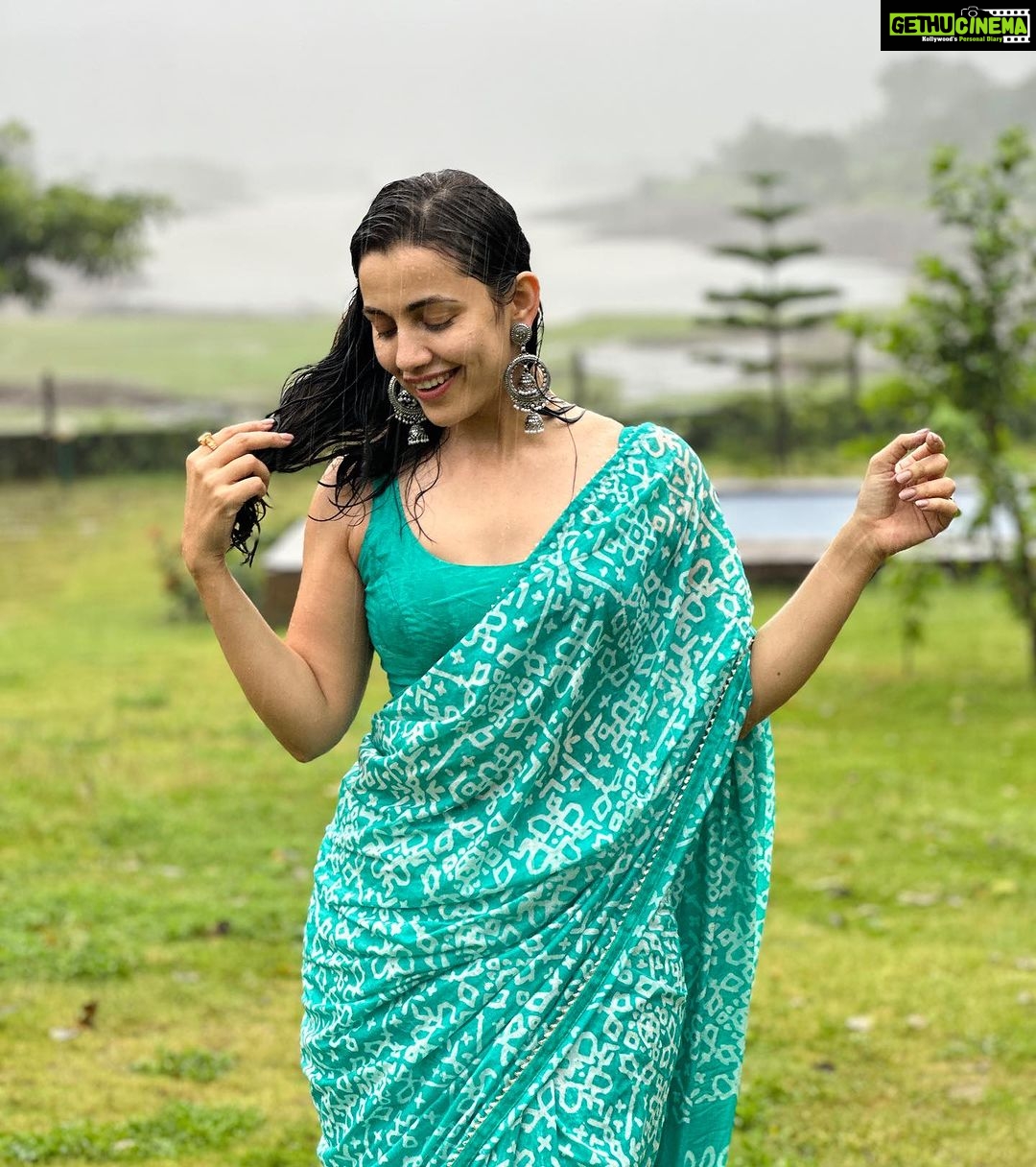 Esha Kansara Instagram - Alexa, play whatever song the audience here wants you to play! 🙋🏻♀️