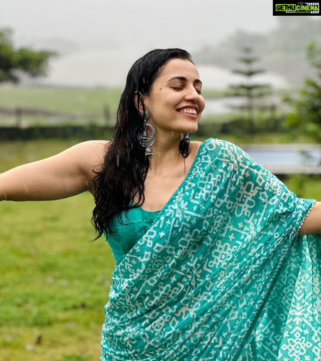 Esha Kansara Instagram - Alexa, play whatever song the audience here wants you to play! 🙋🏻♀️