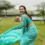 Esha Kansara Instagram - Alexa, play whatever song the audience here wants you to play! 🙋🏻‍♀️
