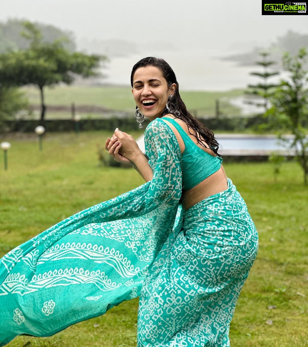 Esha Kansara Instagram - Alexa, play whatever song the audience here wants you to play! 🙋🏻♀️