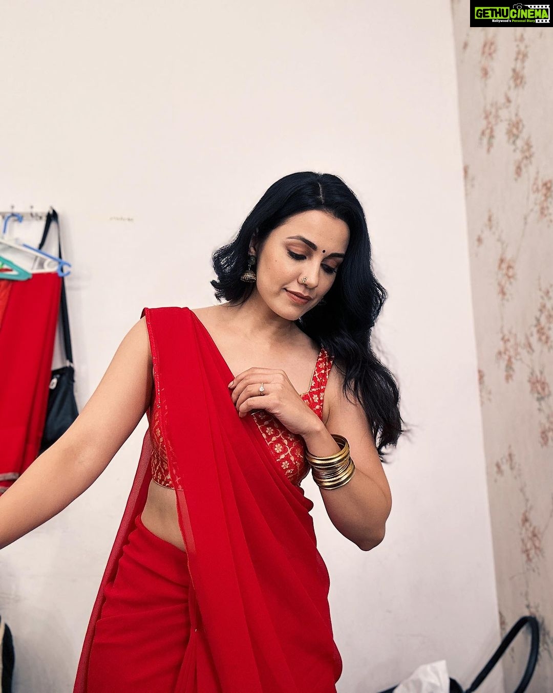 Esha Kansara Instagram - Pata nahi kya likhun! Aap hi bata do! 🤷♀️