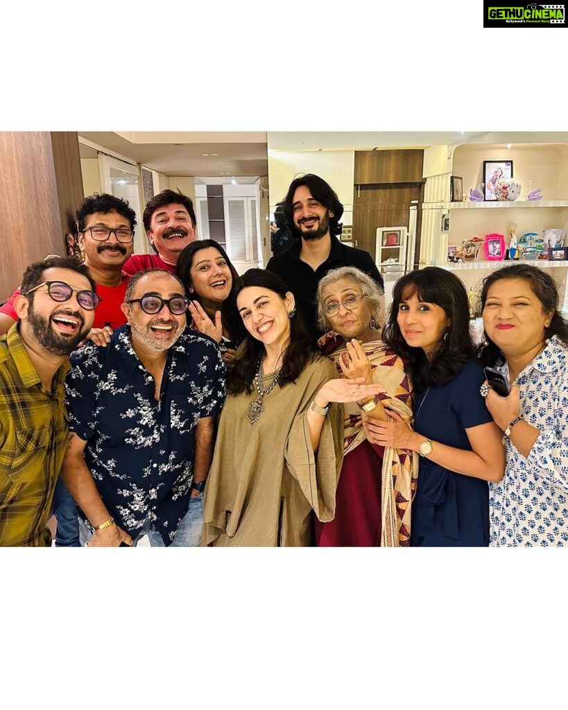 Esha Kansara Instagram - Swipe left for a surprise reunion 😃 Guess the show?!🥹🤓 Mumbai, Maharashtra