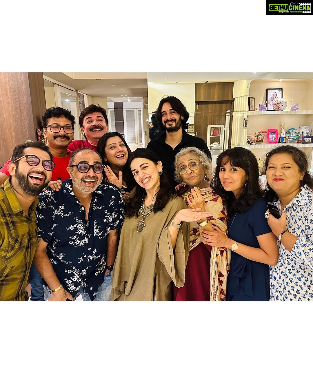 Esha Kansara Instagram - Swipe left for a surprise reunion 😃 Guess the show?!🥹🤓 Mumbai, Maharashtra