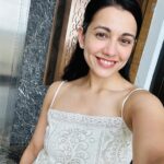 Esha Kansara Instagram - Bohot ho gayi DSLR ki tasveerein…jiske liye iPhone liya tha usey bhi vasool kar lete hai! 😝😂 …Back to doing TVCs and back to happy doing overtime 😂 Mumbai, Maharashtra