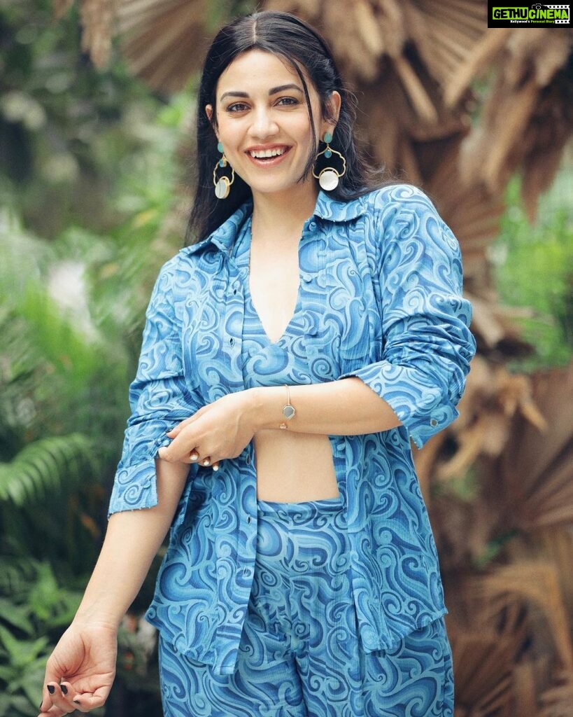 Esha Kansara Instagram - If mondays are blue, then what are wednesdays? 🤣😝 Ps- 3 ekka promotion pictures are never gonna get over 😂❤️🌸😃 . Styled by @styleitwithniki Outfit- @label.sugar Jewellery- @flairthestudio Photography @britz_photography_