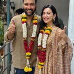 Esha Kansara Instagram - Ye waala baaki tha .. Registered husband & wife ❤️ Humko registered marriage ka date Rakshabandhan pe mila 🤣 📸@aawaramusafir
