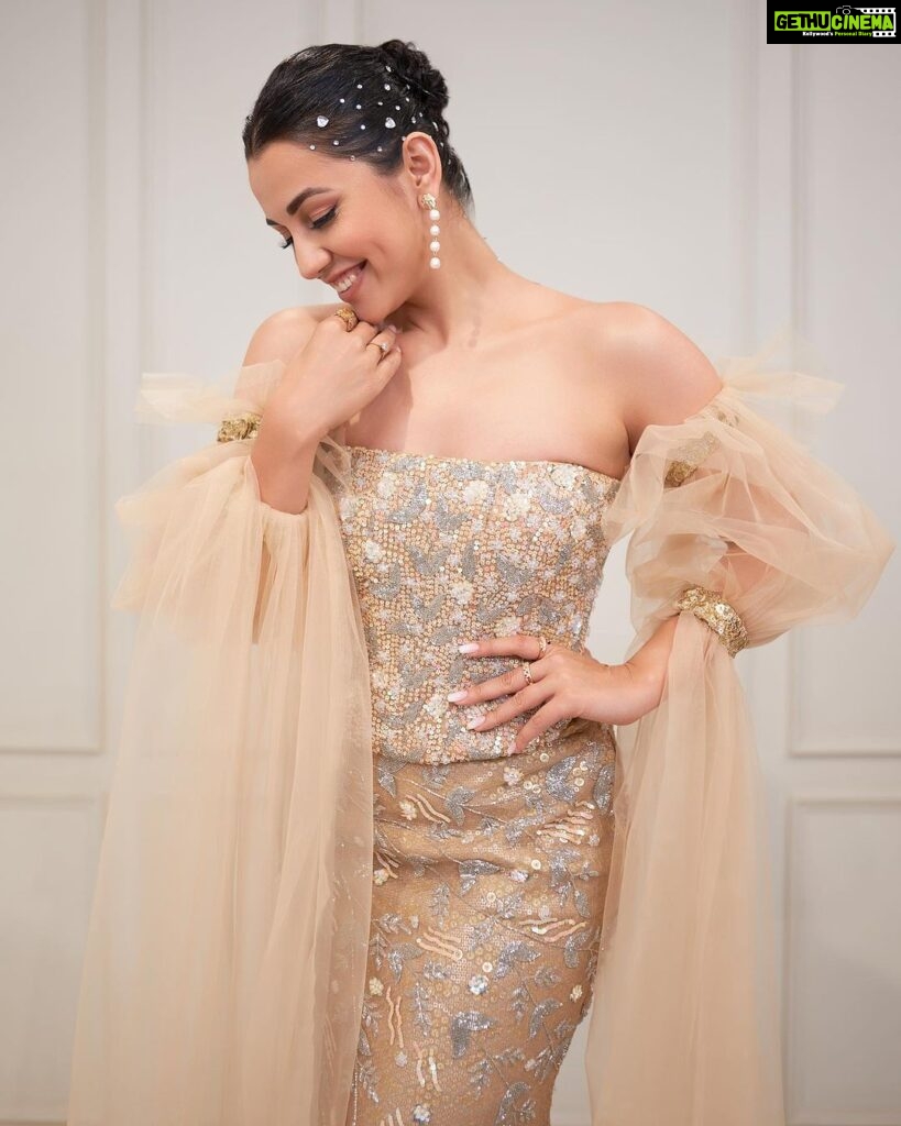Esha Kansara Instagram - Drama….but style it with a smile 🤍🫶 Styled by @styleitwithniki Photography @chiragpanchal__ Outfit @purvacouture_ Jewellery @fashka HMU by yours truly 🤓 Shot at @scenes.bnb #3ekka #premierenight