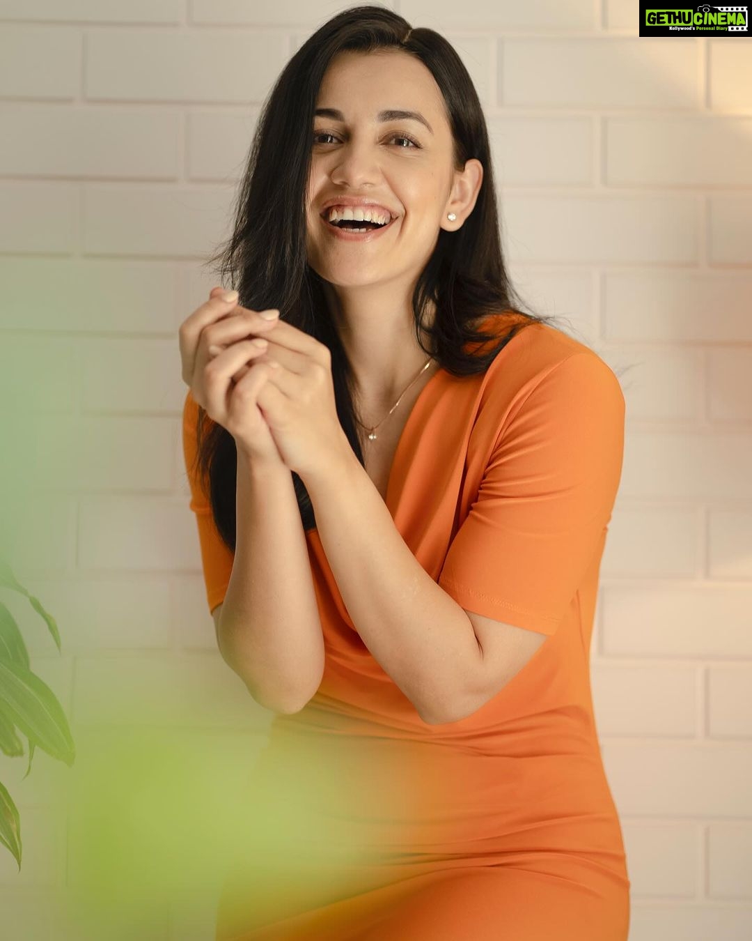 Esha Kansara Instagram - Orange ko orange hi rehne dein kya?