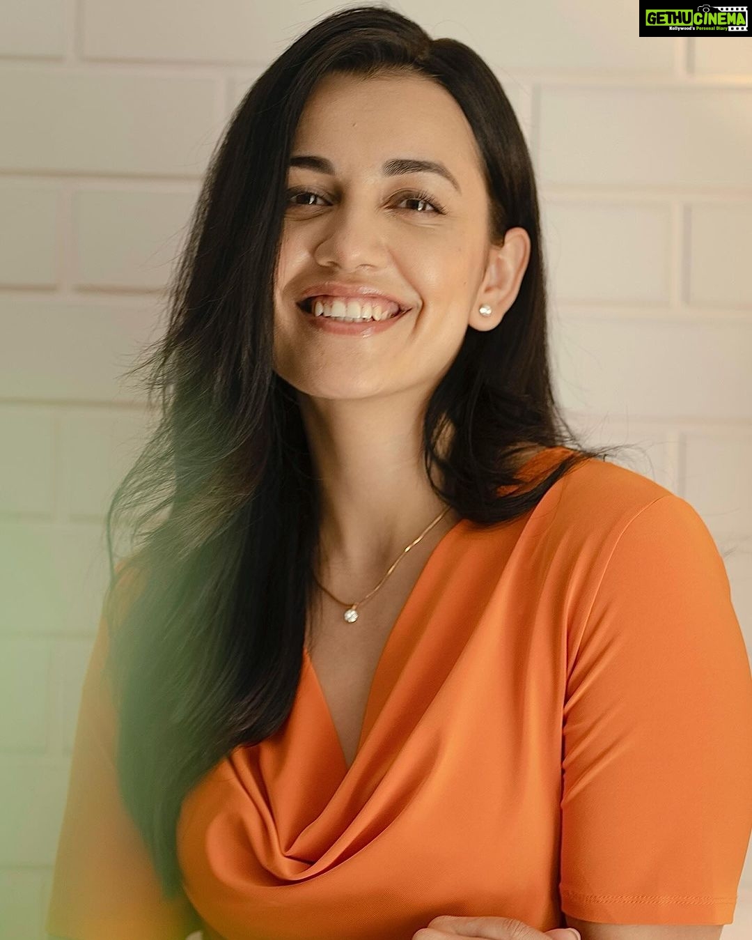 Esha Kansara Instagram - Orange ko orange hi rehne dein kya?