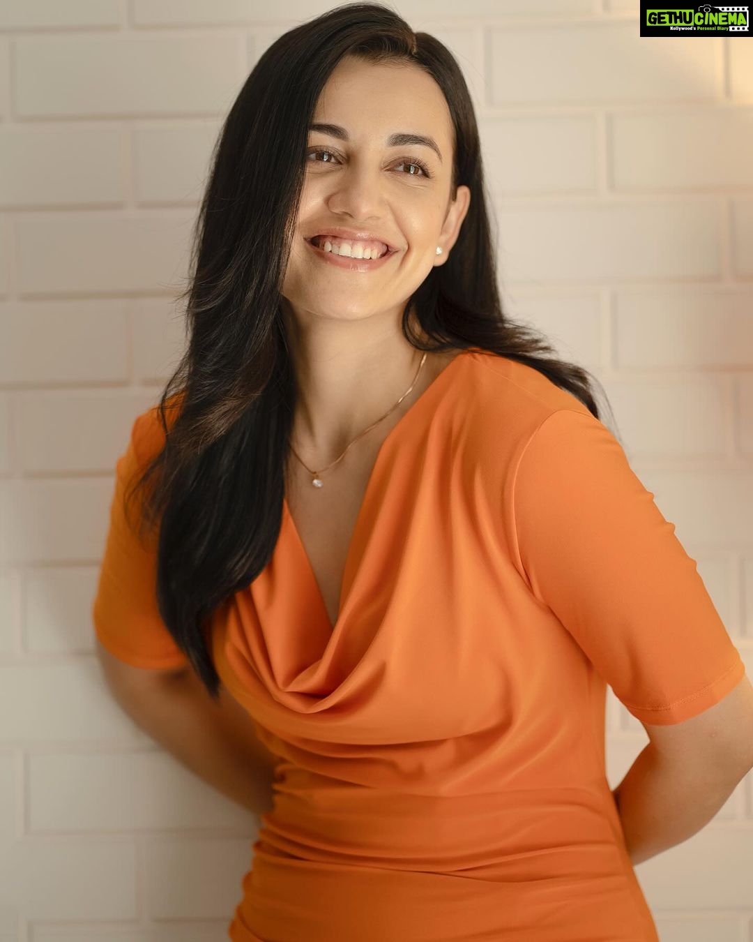 Esha Kansara Instagram - Orange ko orange hi rehne dein kya?