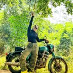 Esha Kansara Instagram - Two wheeler aur bikes alag hote hai! I learnt the latter finally and the credit goes to @musicwaala and @aawaramusafir coz doston, aap logo ne bohot time laga diya seekhane mein, to bahar 2 din mein seekh gayi 😂😝 just kidding, abhi ek khudka bike bhi lena padega lonavala jaane ke liye 🏍️ 😈