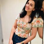 Esha Kansara Instagram - Smile aisi karo ki chaar log puchein ye daant kahan se lagwaye hain! 😝