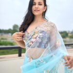 Esha Kansara Instagram - Sab lighting aur hawaaa ka kamaal hai bhai! 💙😅🤍 Photography @chiragpanchal__ Styled by @styleitwithniki Blouse- @justblouses_official Jewellery- @gracecollectionahmedabad Saree gifted by mom! 😄🥰