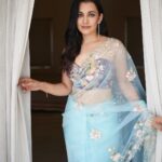 Esha Kansara Instagram - Sab lighting aur hawaaa ka kamaal hai bhai! 💙😅🤍 Photography @chiragpanchal__ Styled by @styleitwithniki Blouse- @justblouses_official Jewellery- @gracecollectionahmedabad Saree gifted by mom! 😄🥰