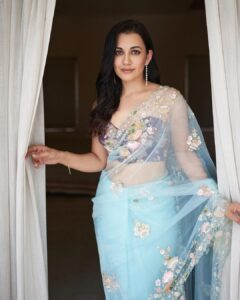 Esha Kansara Instagram - Sab lighting aur hawaaa ka kamaal hai bhai! 💙😅🤍
Photography @chiragpanchal__ 
Styled by @styleitwithniki 
Blouse- @justblouses_official 
Jewellery- @gracecollectionahmedabad 
Saree gifted by mom! 😄🥰