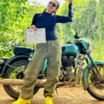 Esha Kansara Instagram - Two wheeler aur bikes alag hote hai! I learnt the latter finally and the credit goes to @musicwaala and @aawaramusafir coz doston, aap logo ne bohot time laga diya seekhane mein, to bahar 2 din mein seekh gayi 😂😝 just kidding, abhi ek khudka bike bhi lena padega lonavala jaane ke liye 🏍️ 😈