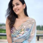 Esha Kansara Instagram - Sab lighting aur hawaaa ka kamaal hai bhai! 💙😅🤍 Photography @chiragpanchal__ Styled by @styleitwithniki Blouse- @justblouses_official Jewellery- @gracecollectionahmedabad Saree gifted by mom! 😄🥰