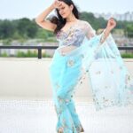 Esha Kansara Instagram - Sab lighting aur hawaaa ka kamaal hai bhai! 💙😅🤍 Photography @chiragpanchal__ Styled by @styleitwithniki Blouse- @justblouses_official Jewellery- @gracecollectionahmedabad Saree gifted by mom! 😄🥰