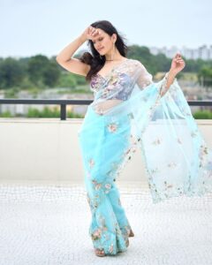 Esha Kansara Instagram - Sab lighting aur hawaaa ka kamaal hai bhai! 💙😅🤍
Photography @chiragpanchal__ 
Styled by @styleitwithniki 
Blouse- @justblouses_official 
Jewellery- @gracecollectionahmedabad 
Saree gifted by mom! 😄🥰