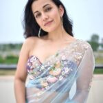 Esha Kansara Instagram - Sab lighting aur hawaaa ka kamaal hai bhai! 💙😅🤍 Photography @chiragpanchal__ Styled by @styleitwithniki Blouse- @justblouses_official Jewellery- @gracecollectionahmedabad Saree gifted by mom! 😄🥰