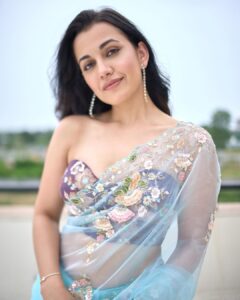 Esha Kansara Instagram - Sab lighting aur hawaaa ka kamaal hai bhai! 💙😅🤍
Photography @chiragpanchal__ 
Styled by @styleitwithniki 
Blouse- @justblouses_official 
Jewellery- @gracecollectionahmedabad 
Saree gifted by mom! 😄🥰