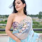 Esha Kansara Instagram - Sab lighting aur hawaaa ka kamaal hai bhai! 💙😅🤍 Photography @chiragpanchal__ Styled by @styleitwithniki Blouse- @justblouses_official Jewellery- @gracecollectionahmedabad Saree gifted by mom! 😄🥰