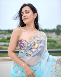 Esha Kansara Instagram - Sab lighting aur hawaaa ka kamaal hai bhai! 💙😅🤍
Photography @chiragpanchal__ 
Styled by @styleitwithniki 
Blouse- @justblouses_official 
Jewellery- @gracecollectionahmedabad 
Saree gifted by mom! 😄🥰