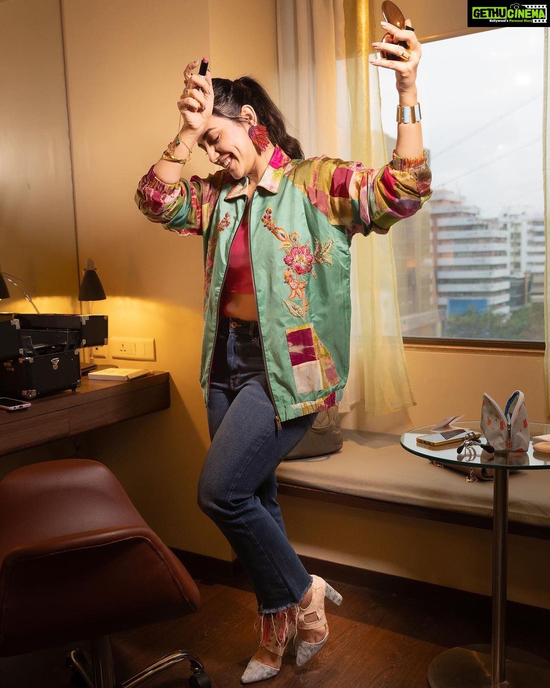 Esha Kansara Instagram - 3 ekka promotion’s hotel room stories! 🥳🥹 @styleitwithniki 🫶 Photography @devanshdigitalphotography Jacket- @capisvirleo Earings- @bitch_plz_accessories Ring and bracelet- @equiivalence