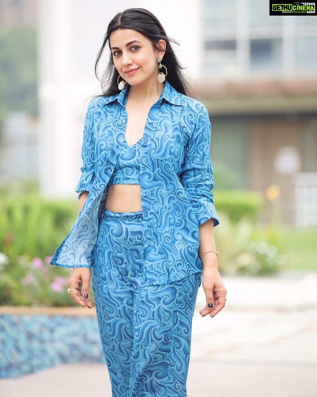 Esha Kansara Instagram - If mondays are blue, then what are wednesdays? π€£π Ps- 3 ekka promotion pictures are never gonna get over πβ€οΈπΈπ . Styled by @styleitwithniki Outfit- @label.sugar Jewellery- @flairthestudio Photography @britz_photography_