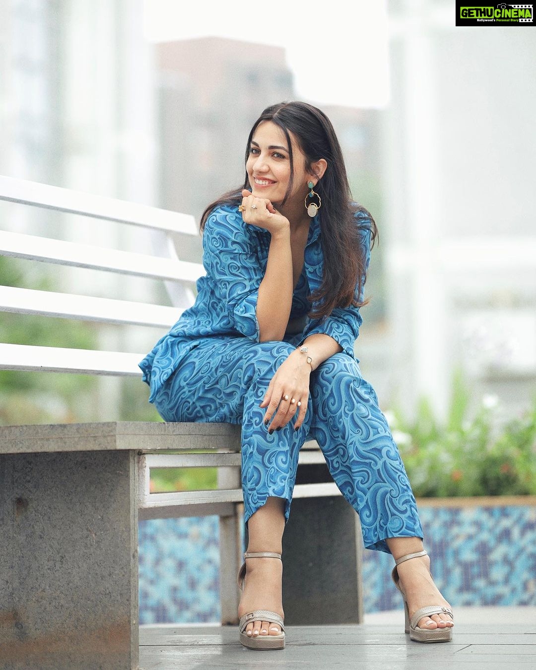 Esha Kansara Instagram - If mondays are blue, then what are wednesdays? π€£π Ps- 3 ekka promotion pictures are never gonna get over πβ€οΈπΈπ . Styled by @styleitwithniki Outfit- @label.sugar Jewellery- @flairthestudio Photography @britz_photography_