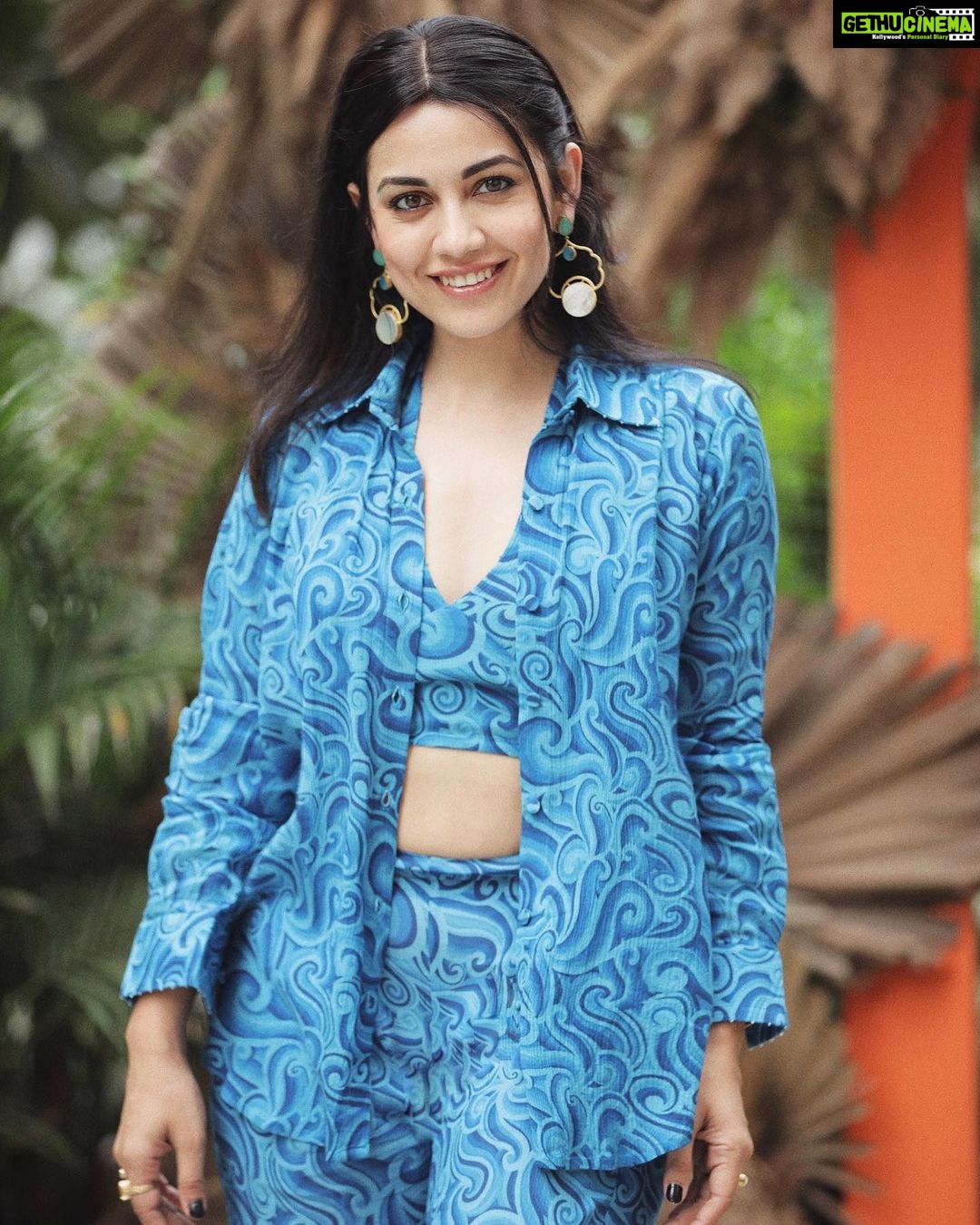 Esha Kansara Instagram - If mondays are blue, then what are wednesdays? π€£π Ps- 3 ekka promotion pictures are never gonna get over πβ€οΈπΈπ . Styled by @styleitwithniki Outfit- @label.sugar Jewellery- @flairthestudio Photography @britz_photography_
