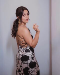 Esha Kansara Instagram - Thank you for an overwhelming first weekend 🥰❤️🤍🤟 #3ekka in cinemas now Photography @chiragpanchal__ Styling @styleitwithniki Outfit- @ritis.apparel Jewellery- @zanzibar.living