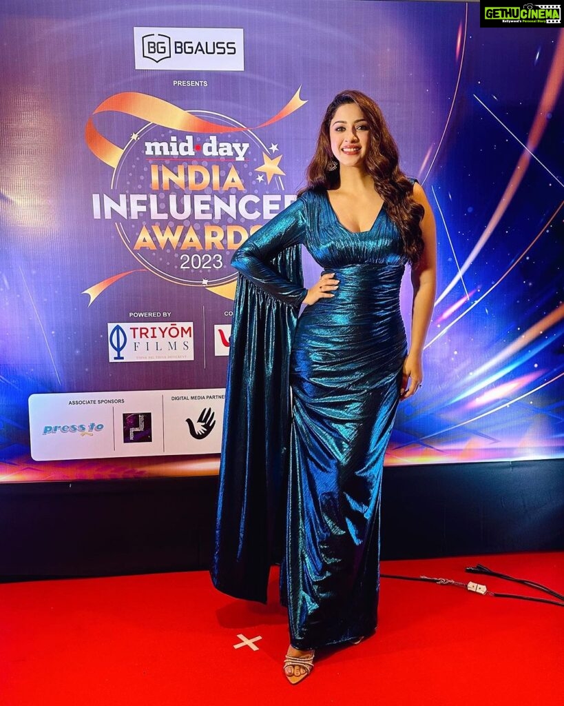 Eshanya Maheshwari Instagram - IF LOVING FASHION IS A CRIME, I PLEAD GUILTY. 😉✨💙 #FASHIONINFLUENCEROFTHEYEAR I’m So Honoured For This Recognition And For This Platform Which Encourages Us To Keep Doing Good And Influnce Others To Do Good Too… Thank you To - @middayindia @rahuldaiwik @bhavinigoswami_ @mruchishah @sugarsilverscreenmedia and @quresh2018 For This Platform… 😊 Outfit by- @maheshwariswathi 💙 Shot By - @ankitsahu8589 #middayiia #middayindiainfluenceraward #IIA #fashioninfluenceroftheyear #Esshanya #EsshanyaMaheshwari
