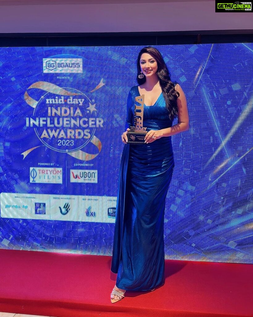 Eshanya Maheshwari Instagram - IF LOVING FASHION IS A CRIME, I PLEAD GUILTY. 😉✨💙 #FASHIONINFLUENCEROFTHEYEAR I’m So Honoured For This Recognition And For This Platform Which Encourages Us To Keep Doing Good And Influnce Others To Do Good Too… Thank you To - @middayindia @rahuldaiwik @bhavinigoswami_ @mruchishah @sugarsilverscreenmedia and @quresh2018 For This Platform… 😊 Outfit by- @maheshwariswathi 💙 Shot By - @ankitsahu8589 #middayiia #middayindiainfluenceraward #IIA #fashioninfluenceroftheyear #Esshanya #EsshanyaMaheshwari