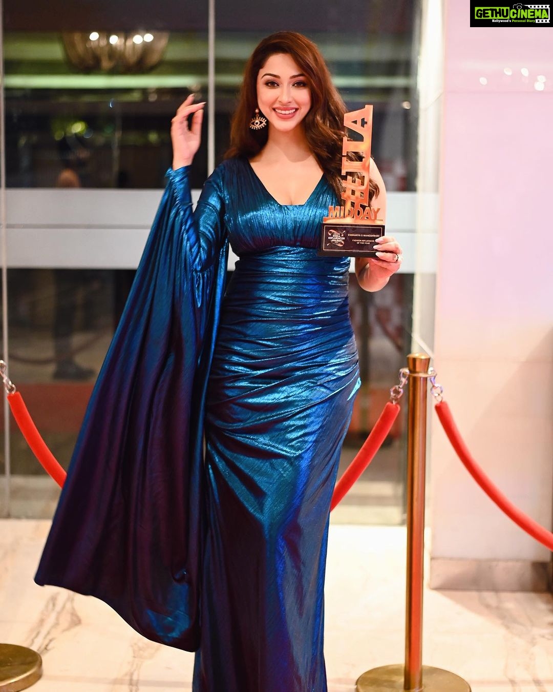 Eshanya Maheshwari Instagram - IF LOVING FASHION IS A CRIME, I PLEAD GUILTY. 😉✨💙 #FASHIONINFLUENCEROFTHEYEAR I’m So Honoured For This Recognition And For This Platform Which Encourages Us To Keep Doing Good And Influnce Others To Do Good Too… Thank you To - @middayindia @rahuldaiwik @bhavinigoswami_ @mruchishah @sugarsilverscreenmedia and @quresh2018 For This Platform… 😊 Outfit by- @maheshwariswathi 💙 Shot By - @ankitsahu8589 #middayiia #middayindiainfluenceraward #IIA #fashioninfluenceroftheyear #Esshanya #EsshanyaMaheshwari