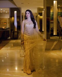 Eshanya Maheshwari Instagram - वो नूर का झरना है ✨✨✨

Saree By - @maheshwariswathi ❤️

#Saree #SareeLove #Esshanya #EsshanyaMaheshwari