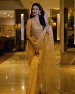 Eshanya Maheshwari Instagram - वो नूर का झरना है ✨✨✨

Saree By - @maheshwariswathi ❤️

#Saree #SareeLove #Esshanya #EsshanyaMaheshwari