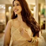 Eshanya Maheshwari Instagram - वो नूर का झरना है ✨✨✨ Saree By - @maheshwariswathi ❤️ #Saree #SareeLove #Esshanya #EsshanyaMaheshwari