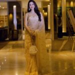 Eshanya Maheshwari Instagram - वो नूर का झरना है ✨✨✨ Saree By - @maheshwariswathi ❤️ #Saree #SareeLove #Esshanya #EsshanyaMaheshwari