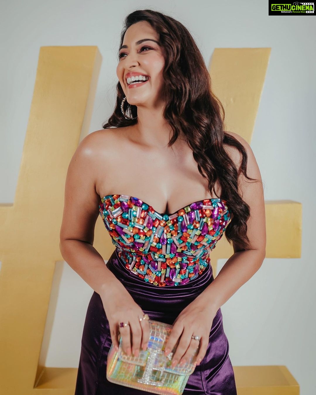Eshanya Maheshwari Instagram - What’s My Hashtag…..? 👇🏻 #LifestlyeInfluenerOfTheYear 💜 Thank you @exhibitmagazine For This Recognition And Encouragement. Truly Grateful And What An Amazing Night ✨ Totally #TheViralNightOdTheYear 🤩😅 Outfit- @maheshwariswathi 💜 Shot by - @shubz.photo #ExhibitMagazine #InfluencEX23 #Lifestlyeinfluencer #Esshanya JW Marriott Goa