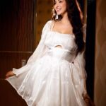 Eshanya Maheshwari Instagram - She is just light, glow, hope... human star. ✨ PS- Making The Best Out Of My Staycation At @sofitelmumbaibkc ✨ Shot by @kyameraofficial Outfit by @srstore09 Heels by @hm Location @sofitelmumbaibkc #Glow #White #Doll #Staycation #SofitelMumbaiBkc #Esshanya Sofitel Mumbai BKC