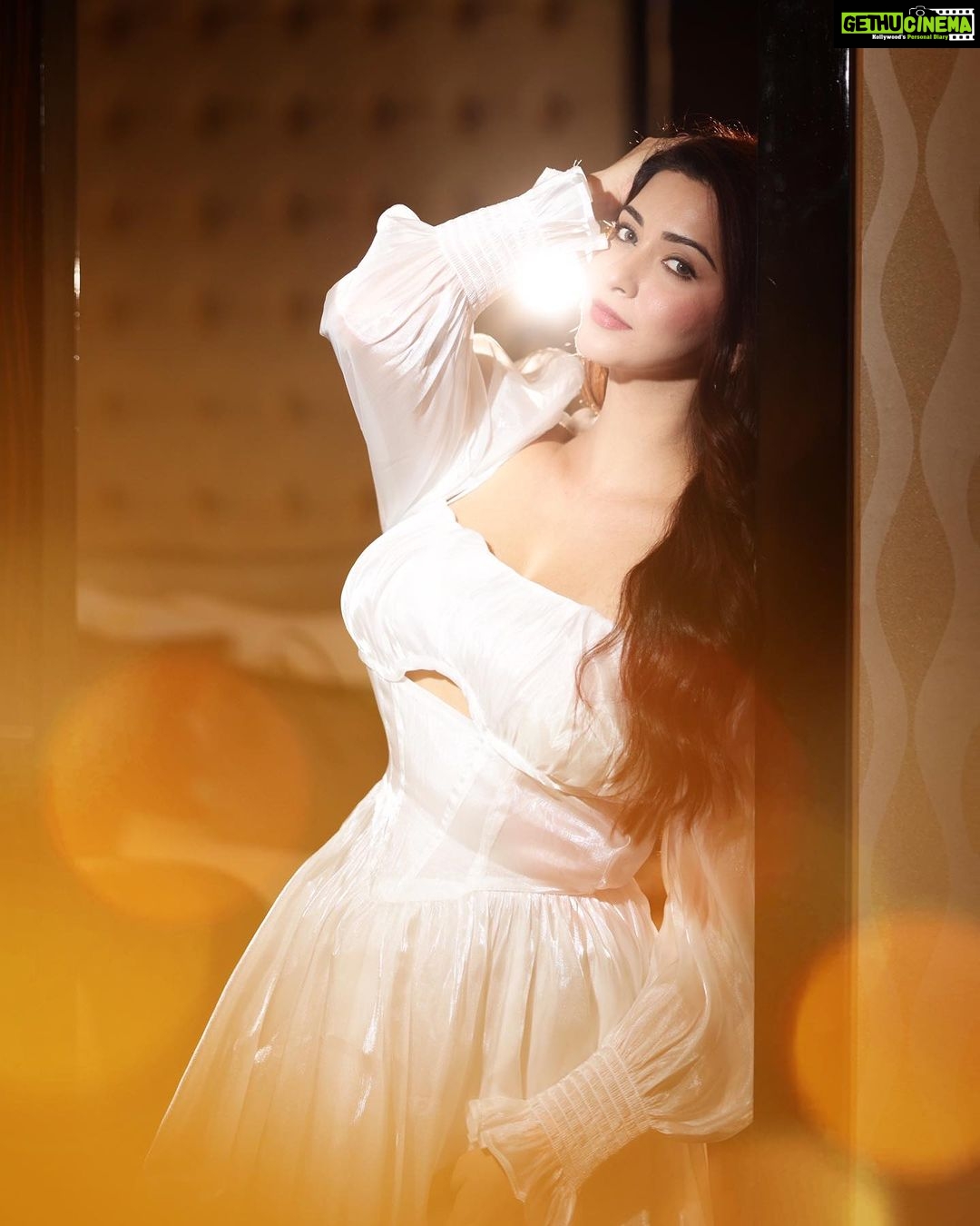 Eshanya Maheshwari Instagram - She is just light, glow, hope... human star. ✨ PS- Making The Best Out Of My Staycation At @sofitelmumbaibkc ✨ Shot by @kyameraofficial Outfit by @srstore09 Heels by @hm Location @sofitelmumbaibkc #Glow #White #Doll #Staycation #SofitelMumbaiBkc #Esshanya Sofitel Mumbai BKC