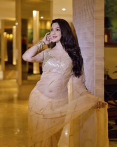Eshanya Maheshwari Instagram - वो नूर का झरना है ✨✨✨

Saree By - @maheshwariswathi ❤️

#Saree #SareeLove #Esshanya #EsshanyaMaheshwari